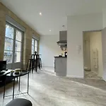 Superbes Studios De Charme, Lumineux Et Climatises En Plein Centre