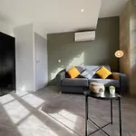 Superbes Studios De Charme, Lumineux Et Climatises En Plein Centre