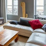 Contemporary Furnished Duplex With 3 Bedrooms Near All Amenities