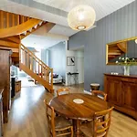 Contemporary Furnished Duplex With 3 Bedrooms Near All Amenities