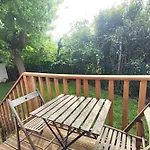 Spacious Apartment With Garden And Parking Slot