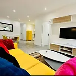 Remarkable 2-Bed Apartment In Bordeaux