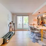 Cozy Apartment, Perfect Location