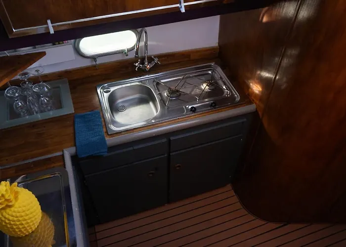 Bateau Cocoon Au Bassin Des Lumieres
