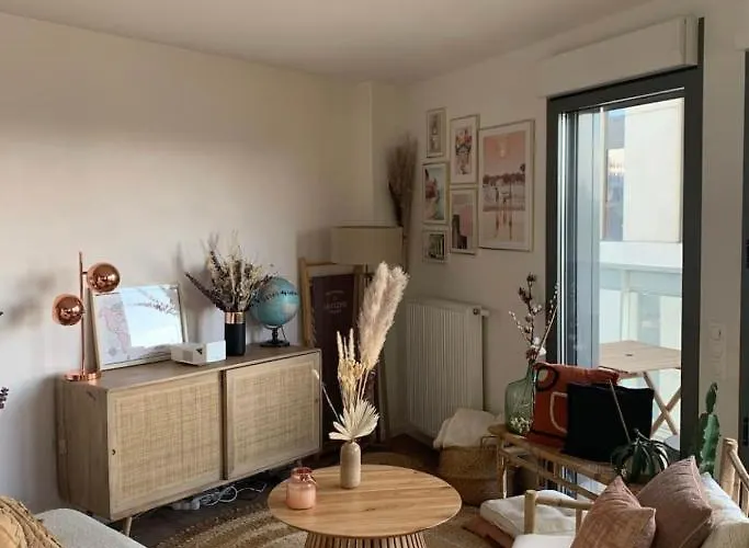 Nice 64 M With Balcony Near The Train Station