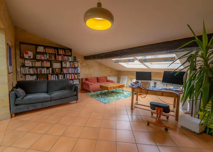 Spacious And Cozy Nest In The Heart Of Bordeaux