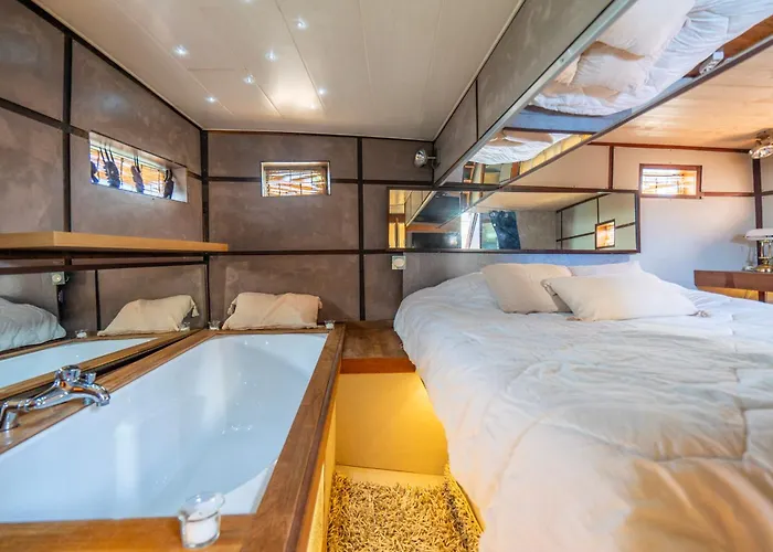 Love Boat, Vintage Yacht