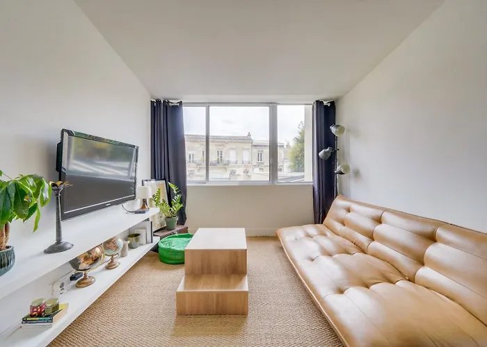Charming, Modern Flat With Private Parking