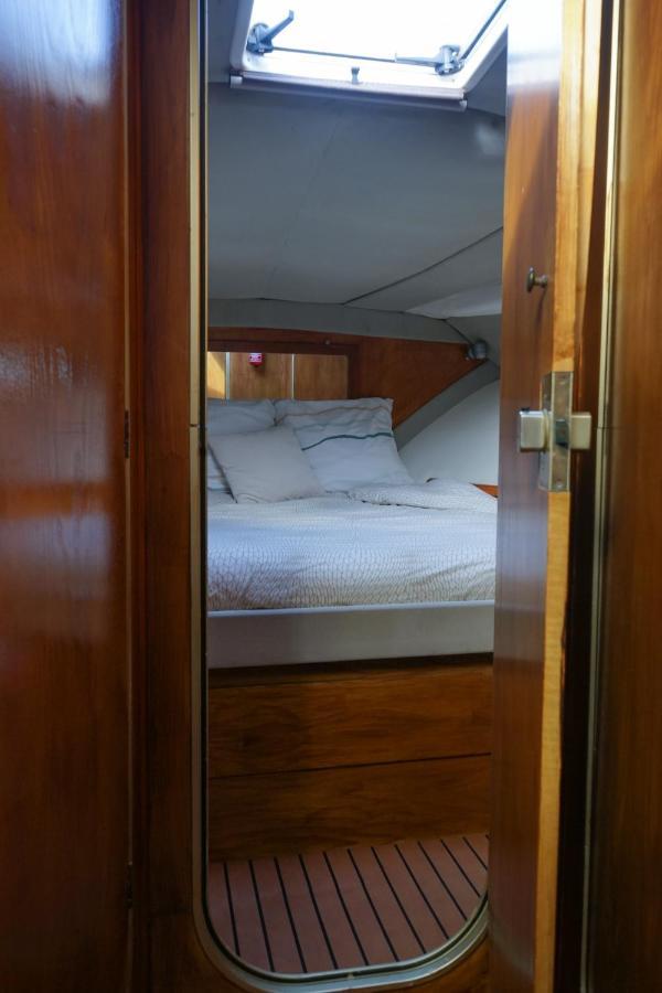 Bateau Cocoon Au Bassin Des Lumieres Burdeos