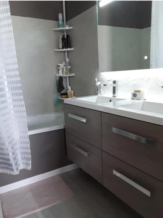 Chez L'habitante Avec Salle De Bain Et Cuisine Communes - Presence D'un Séjour chez l'habitant *