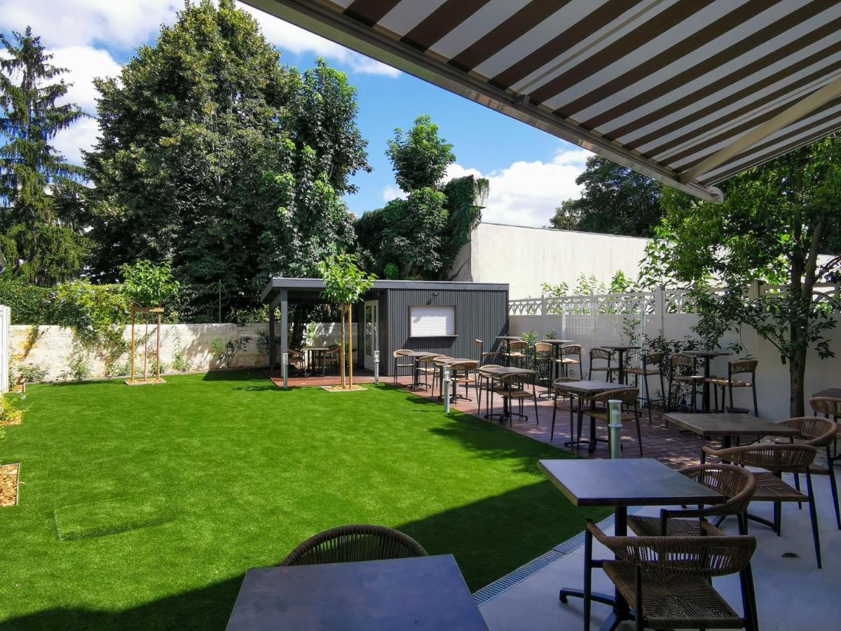 Hostel Bloom Bar & Garden *