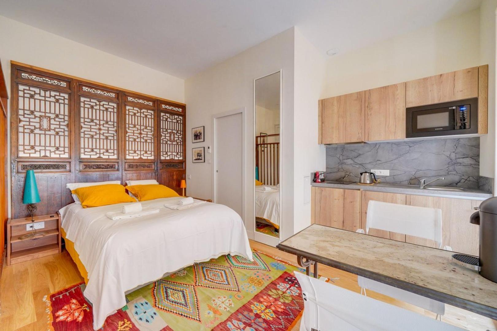 Elegant Center Apartment