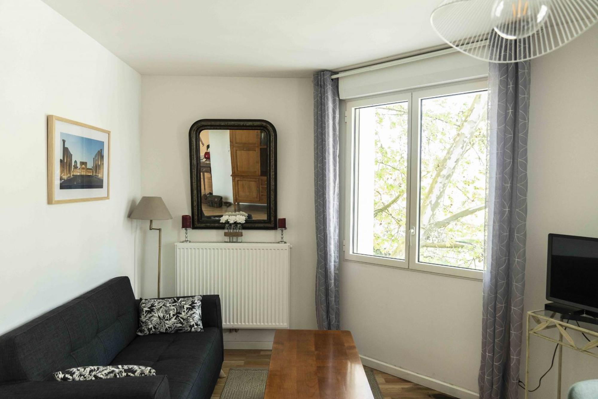 Queyries -2 Parking Ascenseur Balcon Rive Droite *