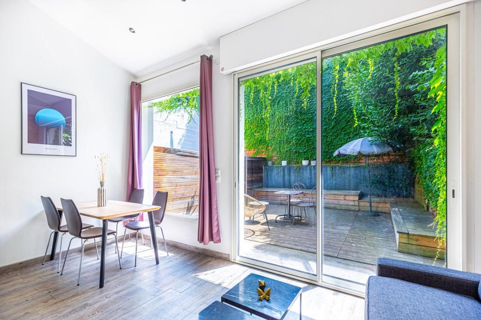 Apartment Centre *