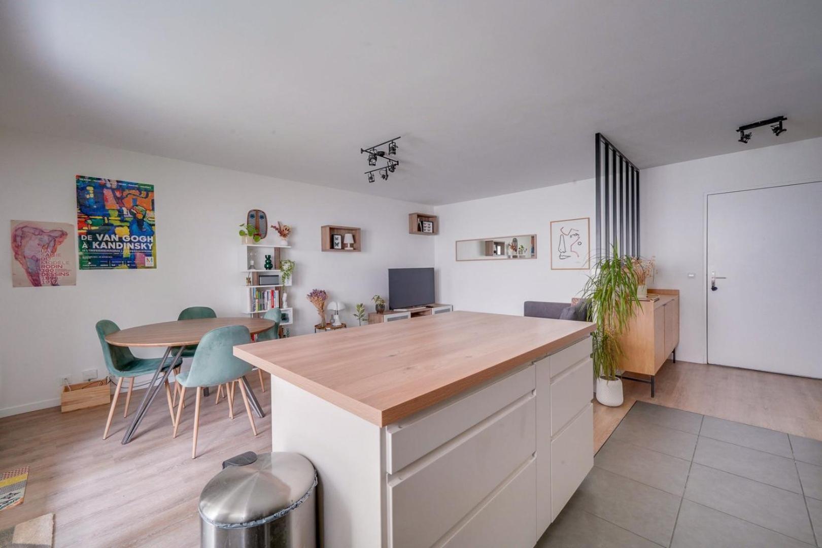 Pleasant Flat In With Terrace And Parking *