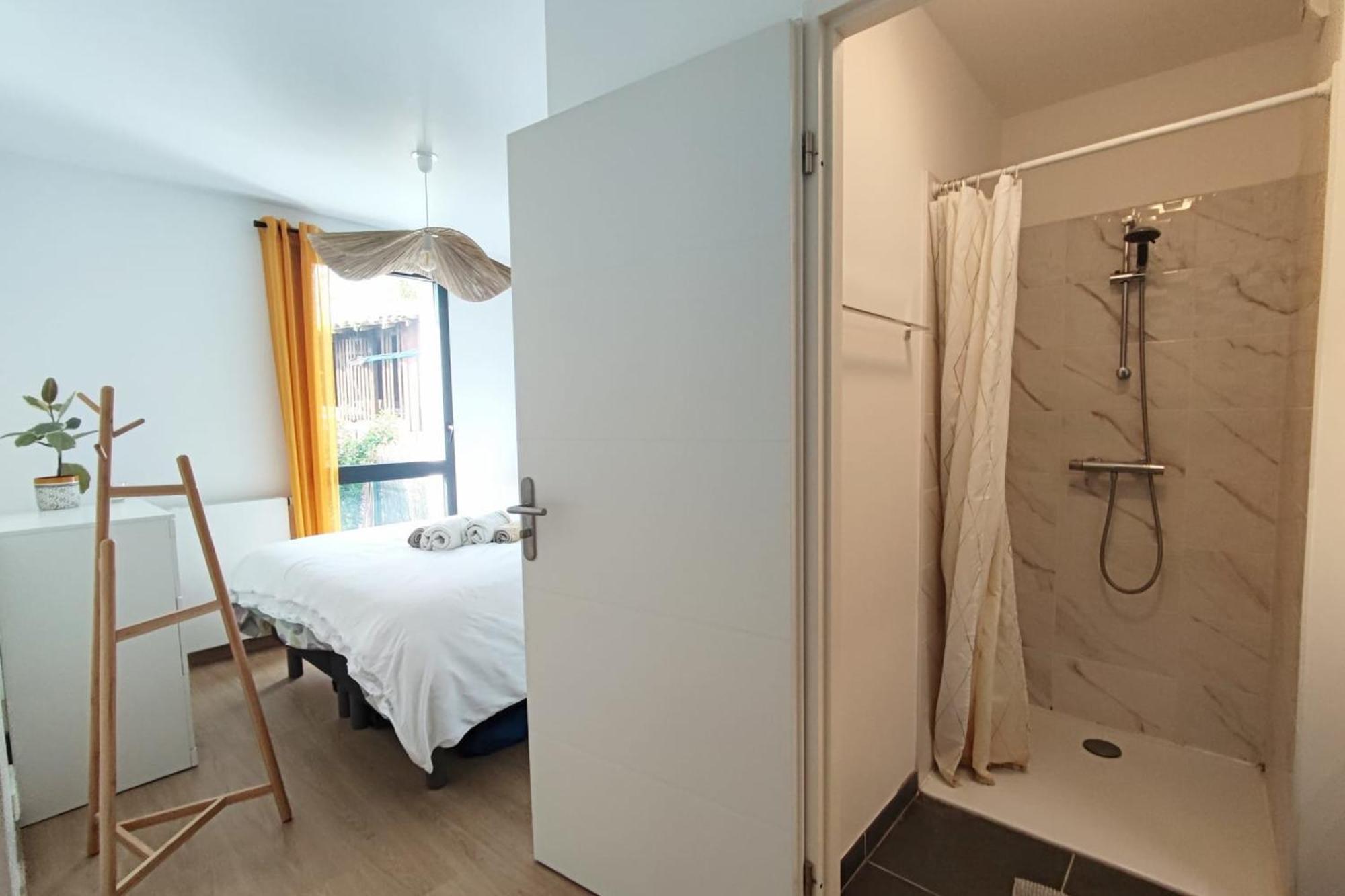 Spacious With Garden And Parking Slot
