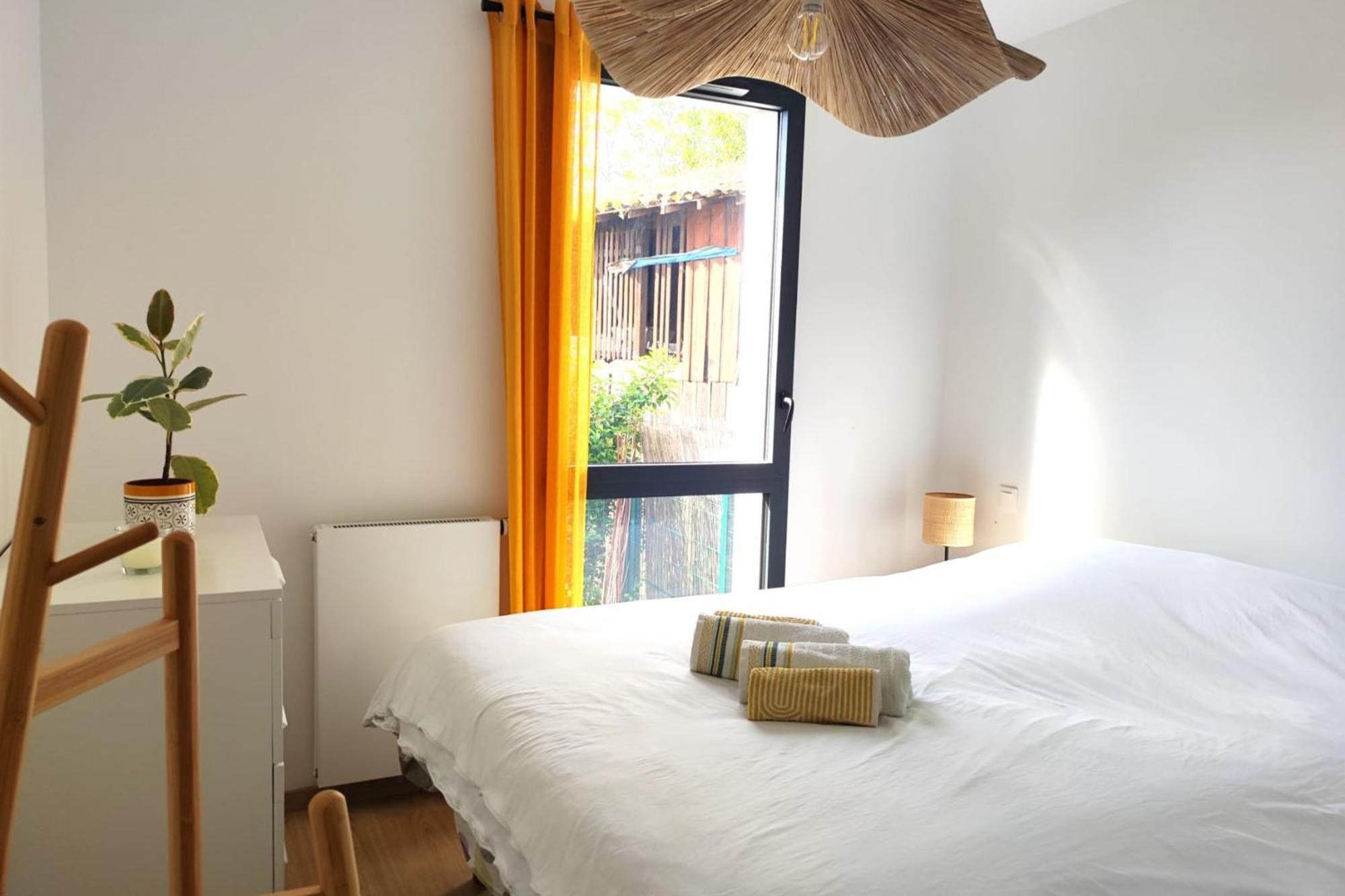 Apartment Spacious With Garden And Parking Slot *