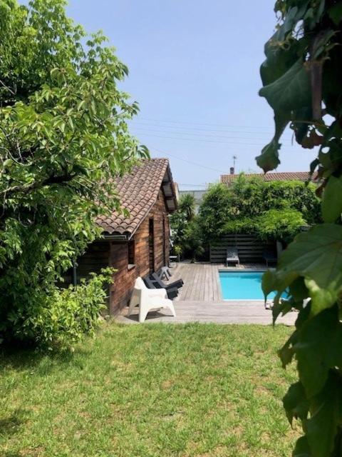 Maison Avec Piscine Quartier Residentiel