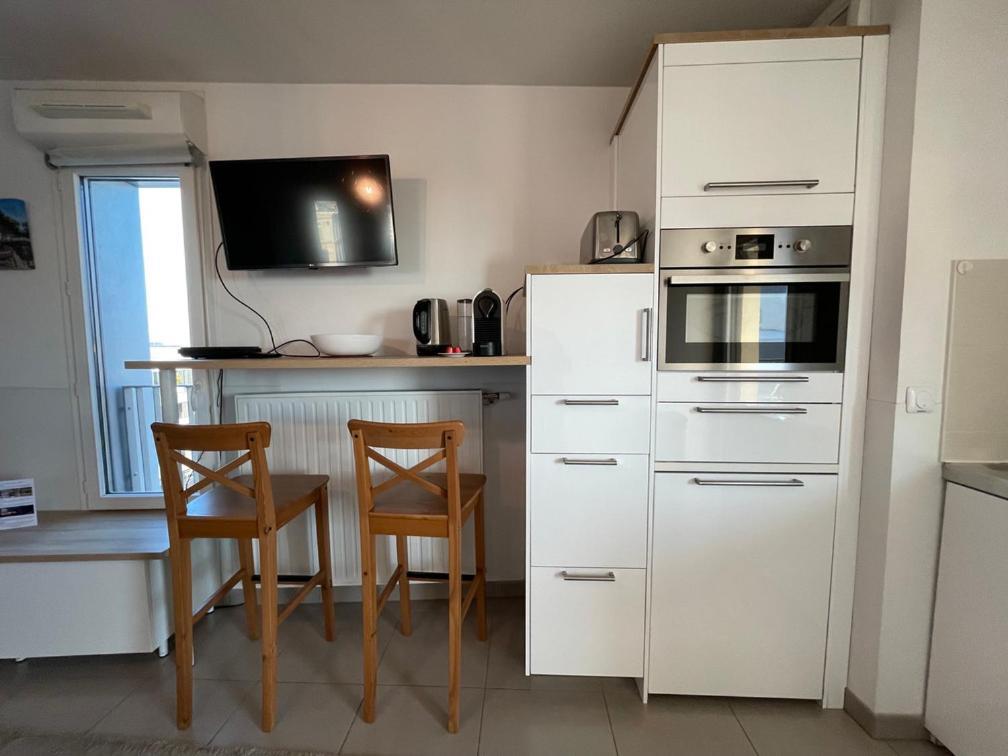 Apartment Harmonieusement Amenage Avec Parking Et Terrasse Vers La Cite Du Vin Bordeaux