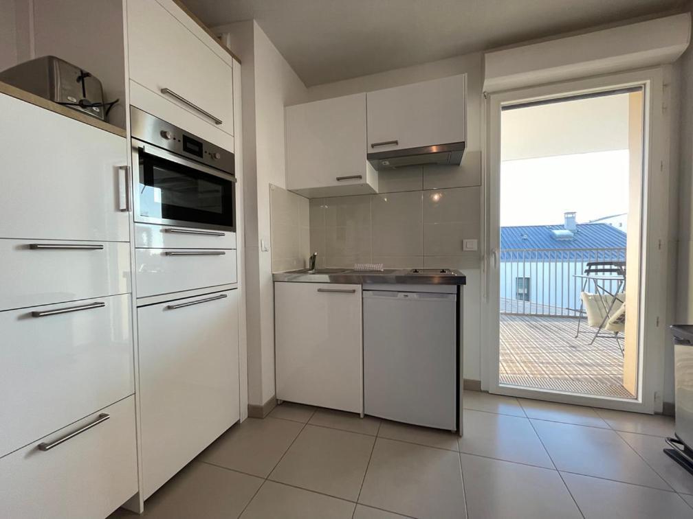 Apartment Harmonieusement Amenage Avec Parking Et Terrasse Vers La Cite Du Vin *