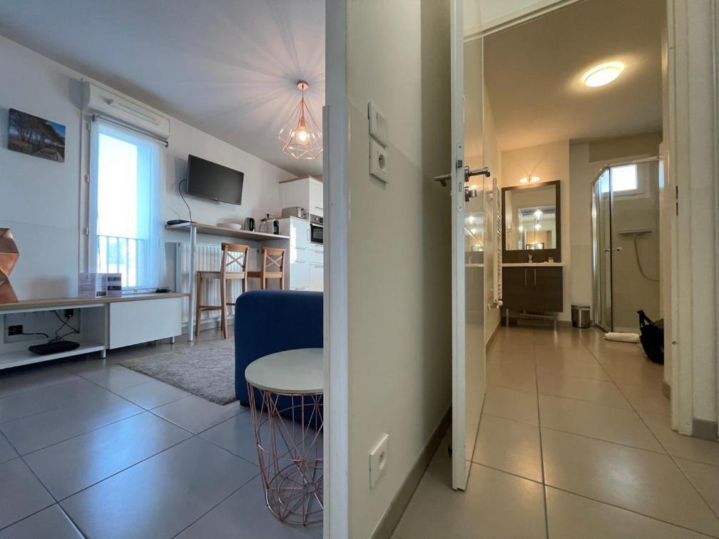 Apartment Harmonieusement Amenage Avec Parking Et Terrasse Vers La Cite Du Vin