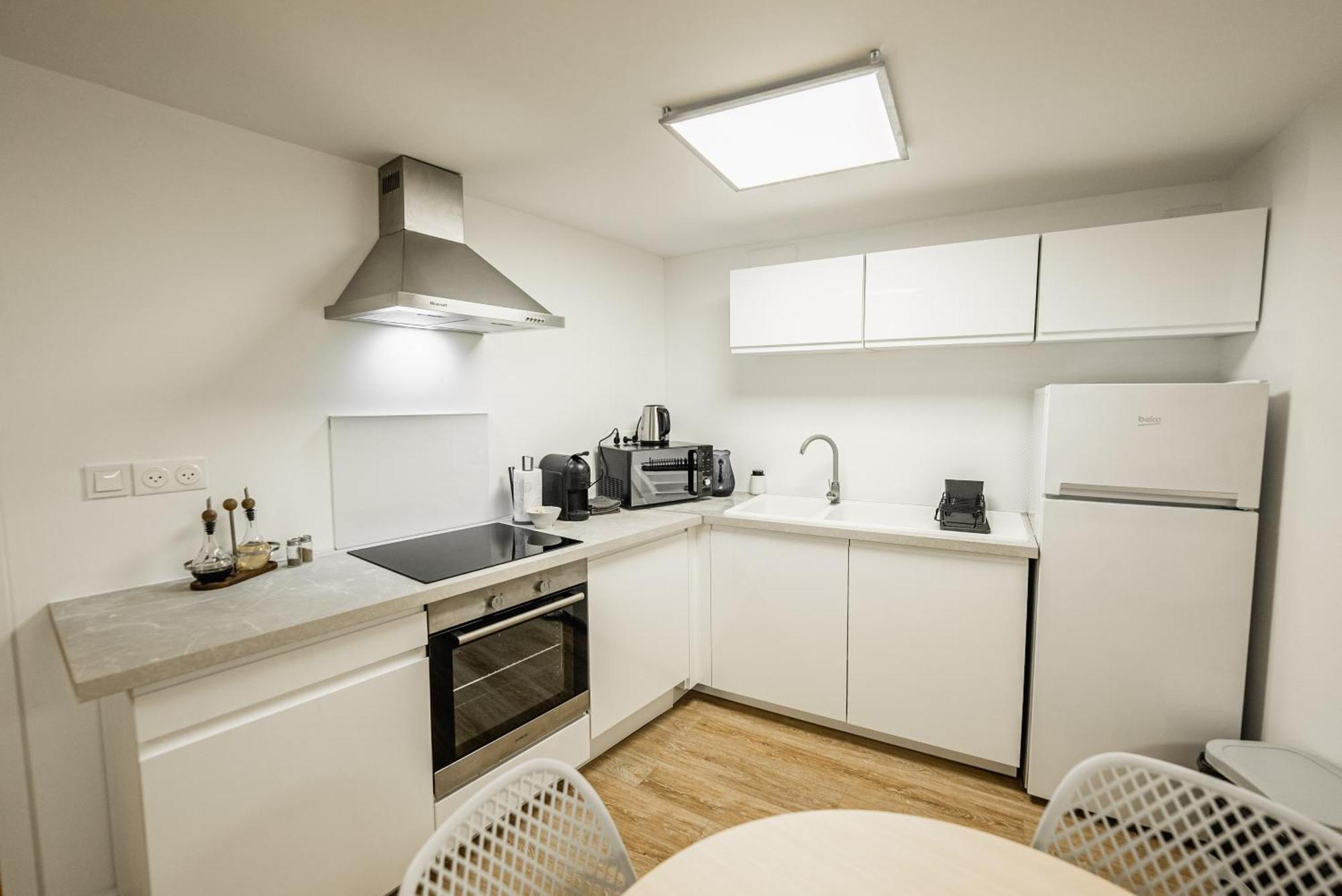Apartment Hebergement Renove Place Du Palais Avec Parking Bordeaux