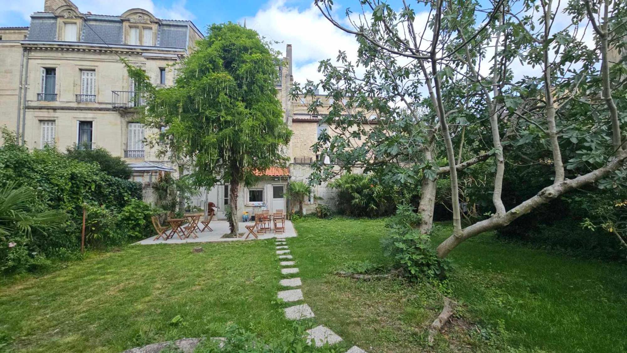Bed In 6-bed Mixed Le Jardin Cafe Hostel *