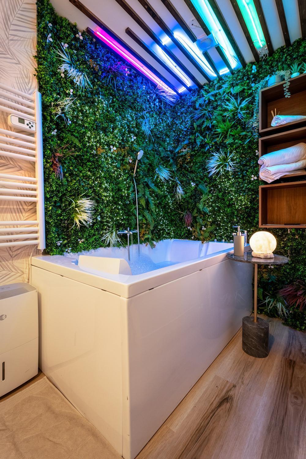 Cozy Jacuzzi Chartrons