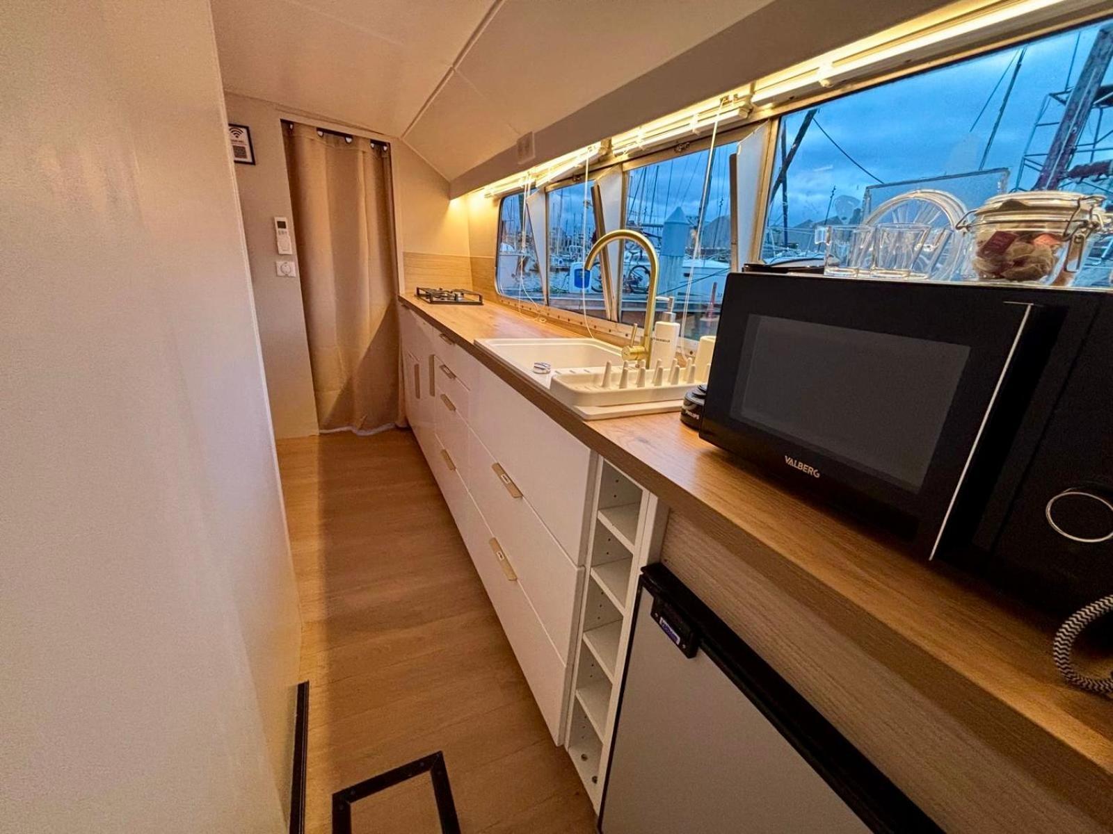 Nightboat Peniche Botel Bordeaux