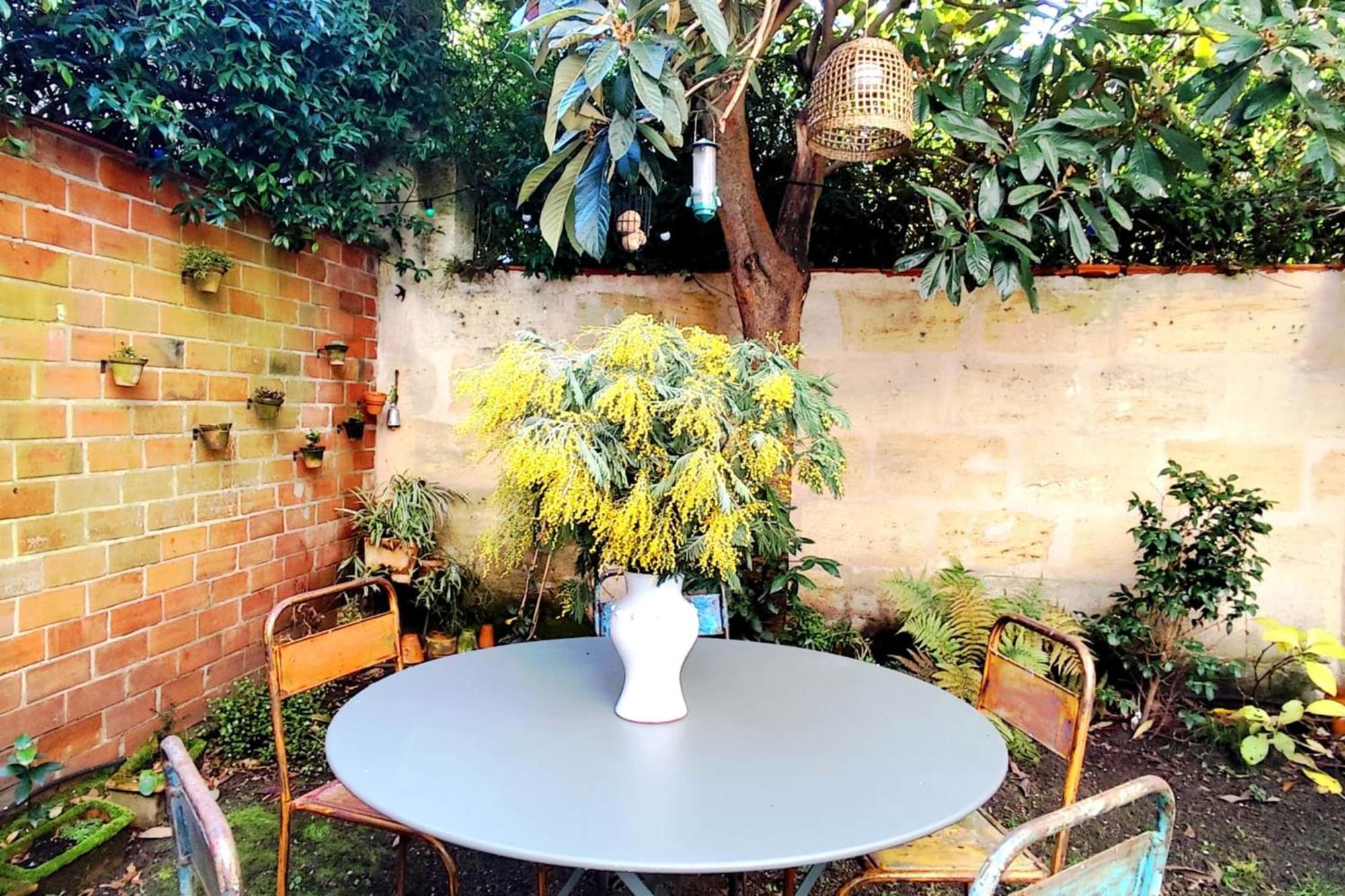 Beautiful House With Garden In *
