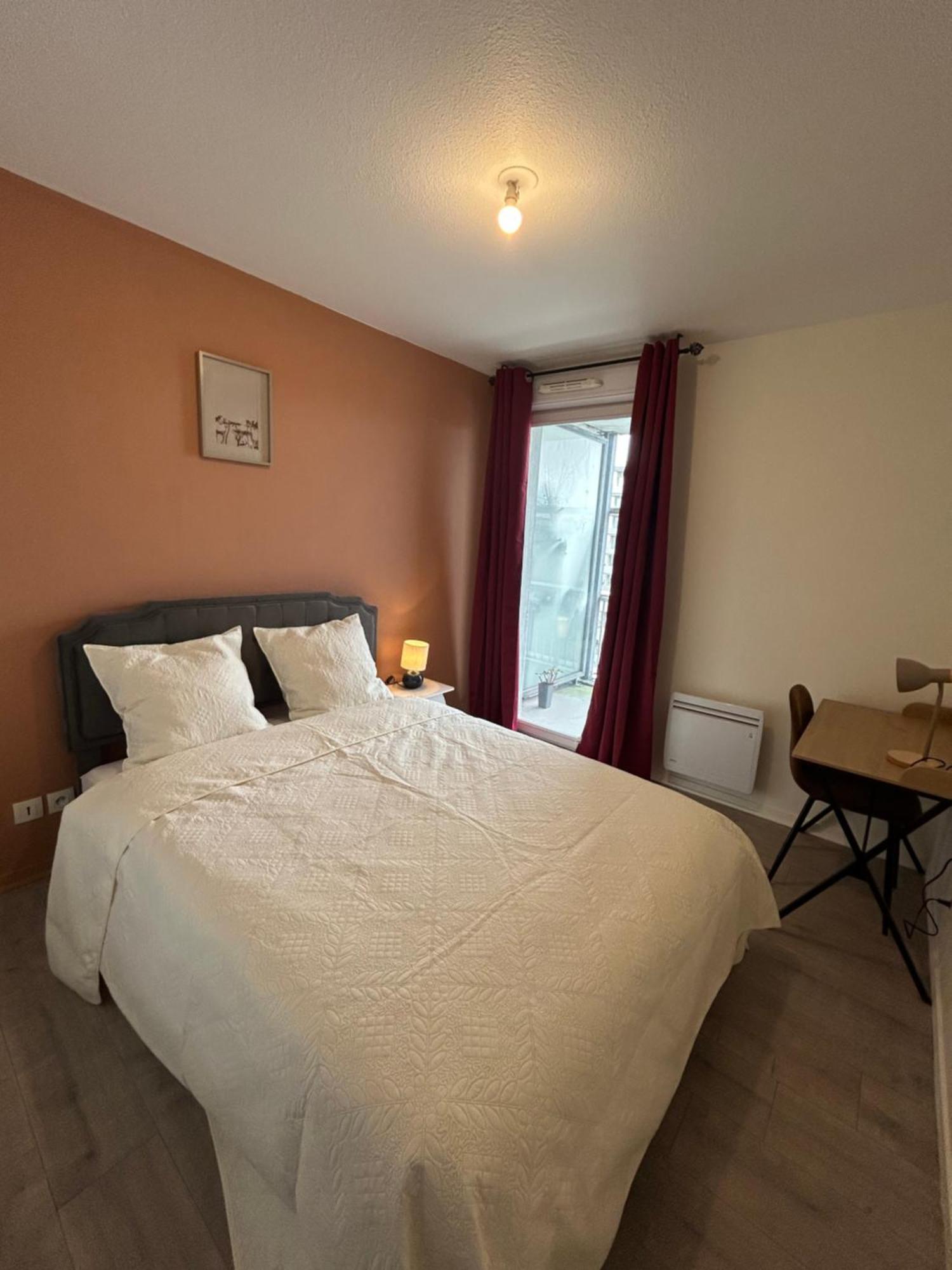 Large Bright T4, Tram, Parking Apartment *