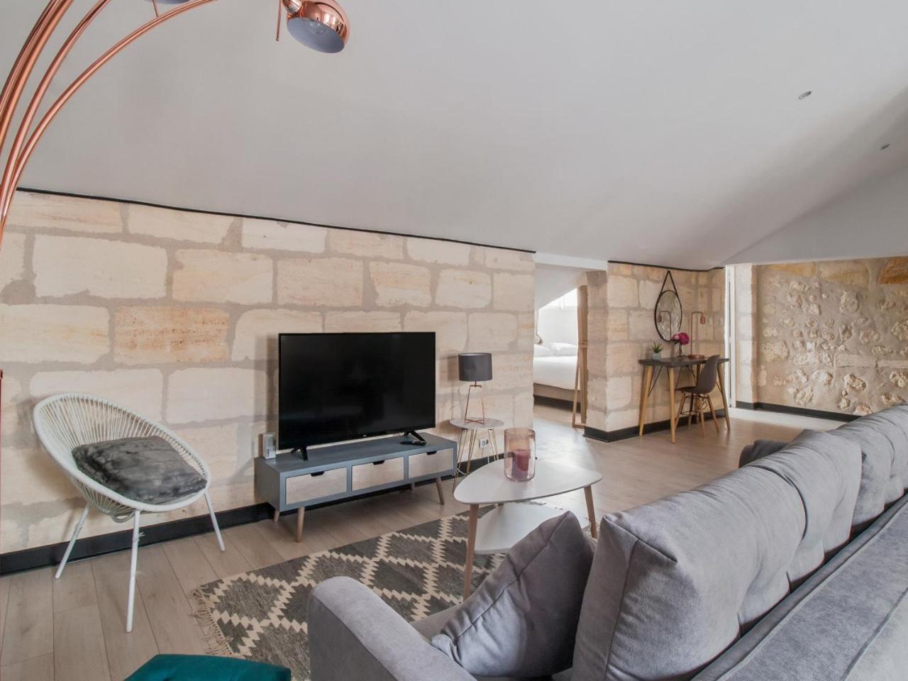 Notre Dame Apartment *