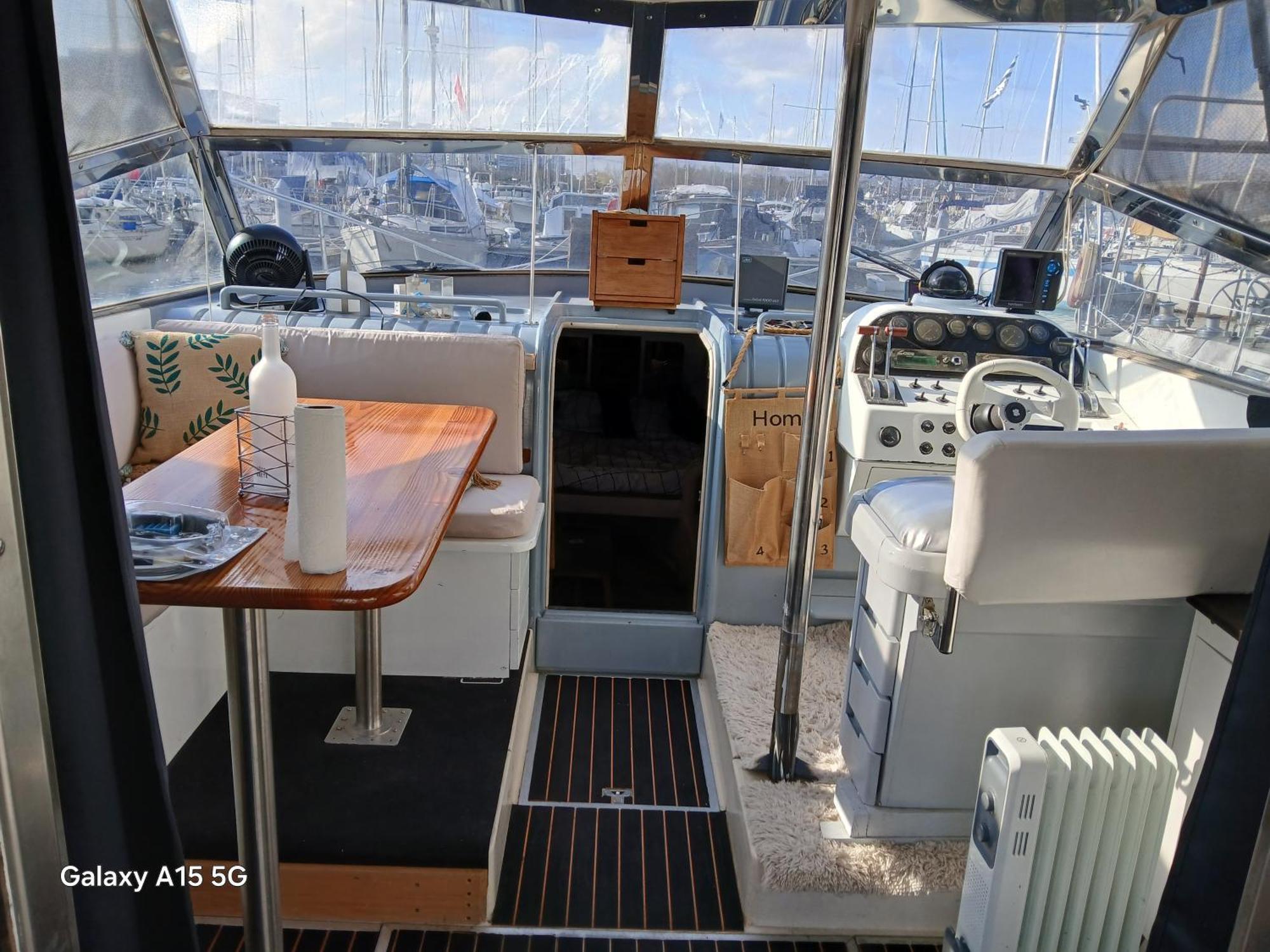 Botel Bateau Au Bassin Des Lumieres