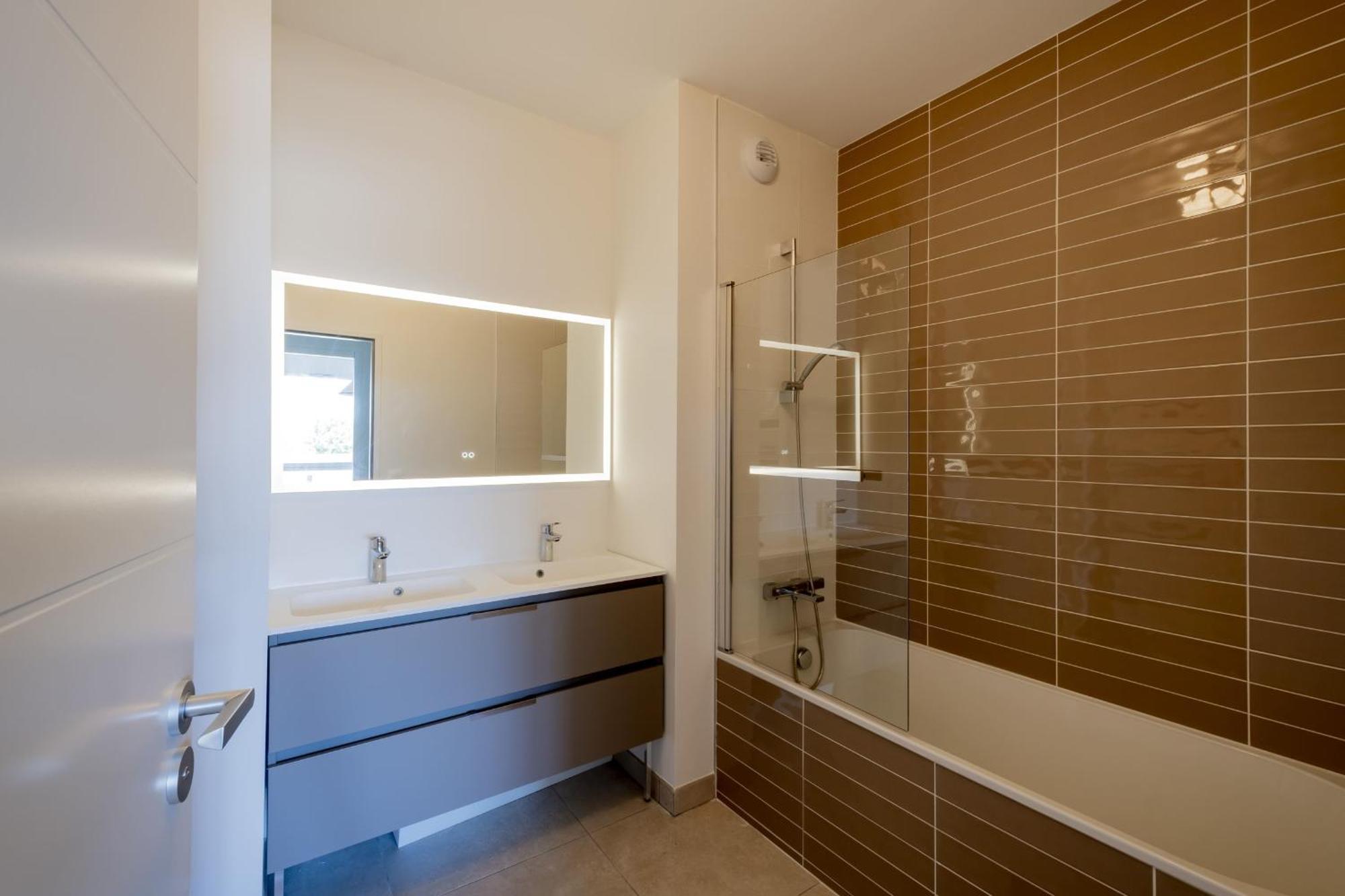 Apartment Spacious 4br With Lovely Balcony