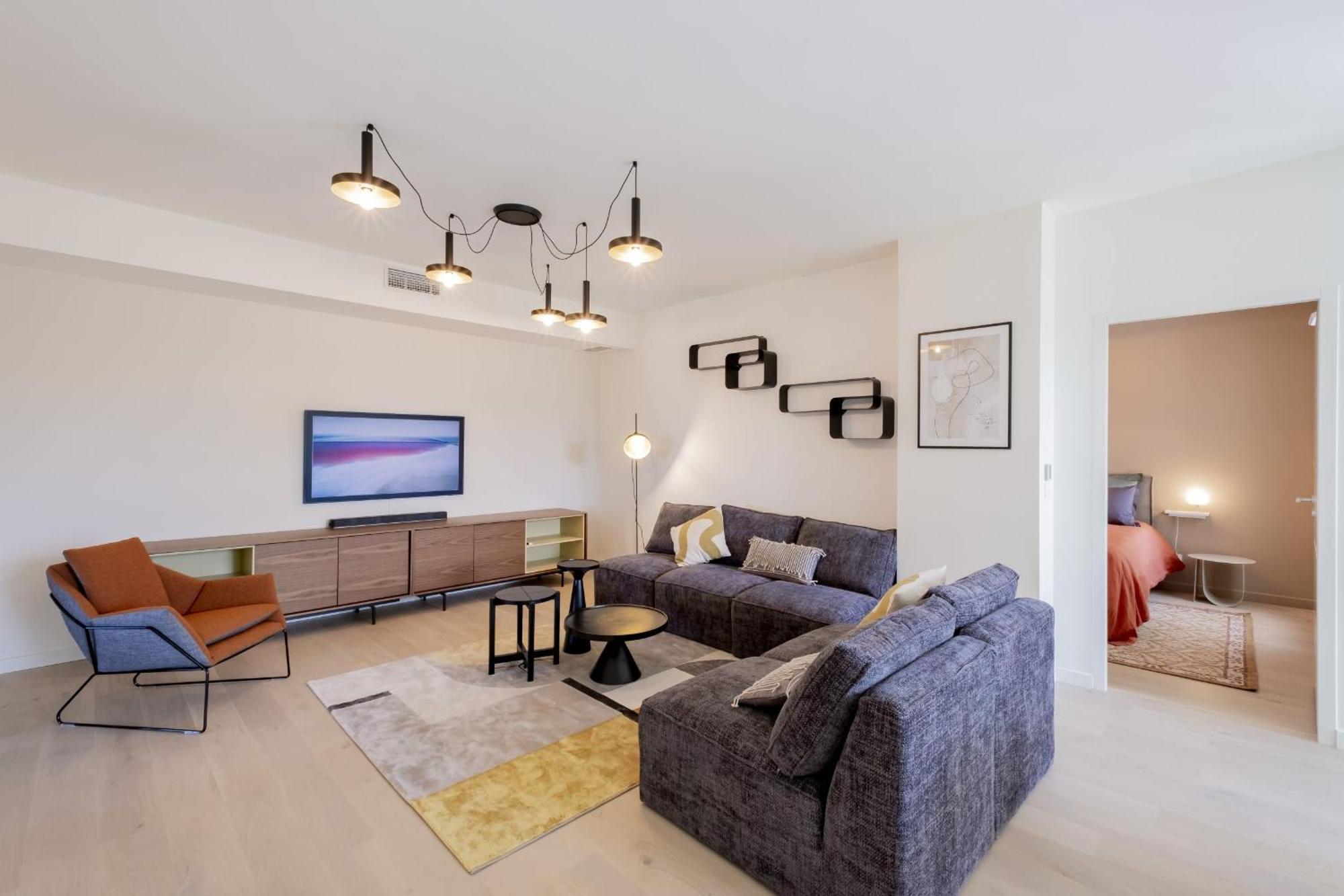 Spacious 4br With Lovely Balcony Apartment *