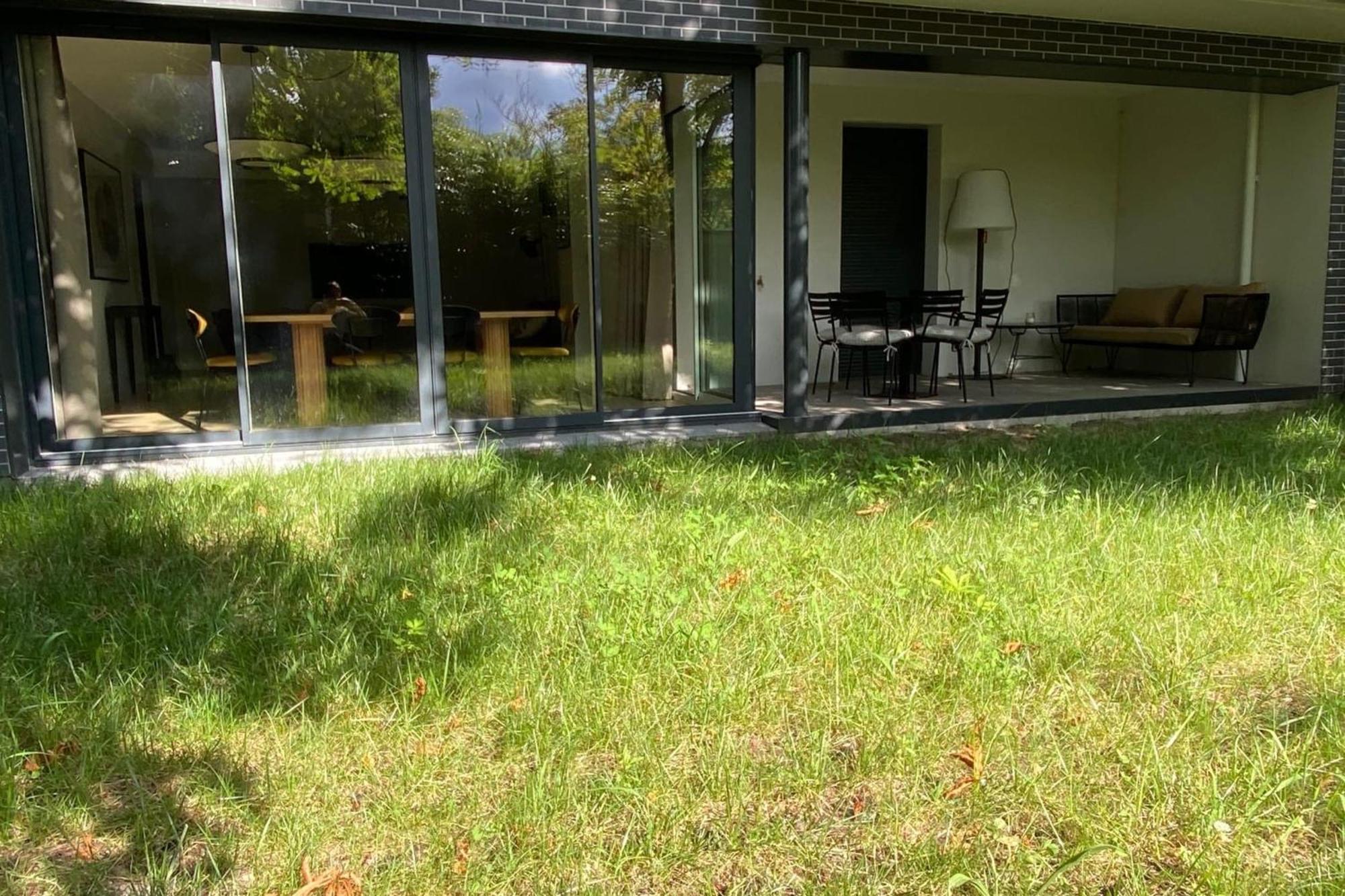 Apartment Spacious 4br With Lovely Balcony *