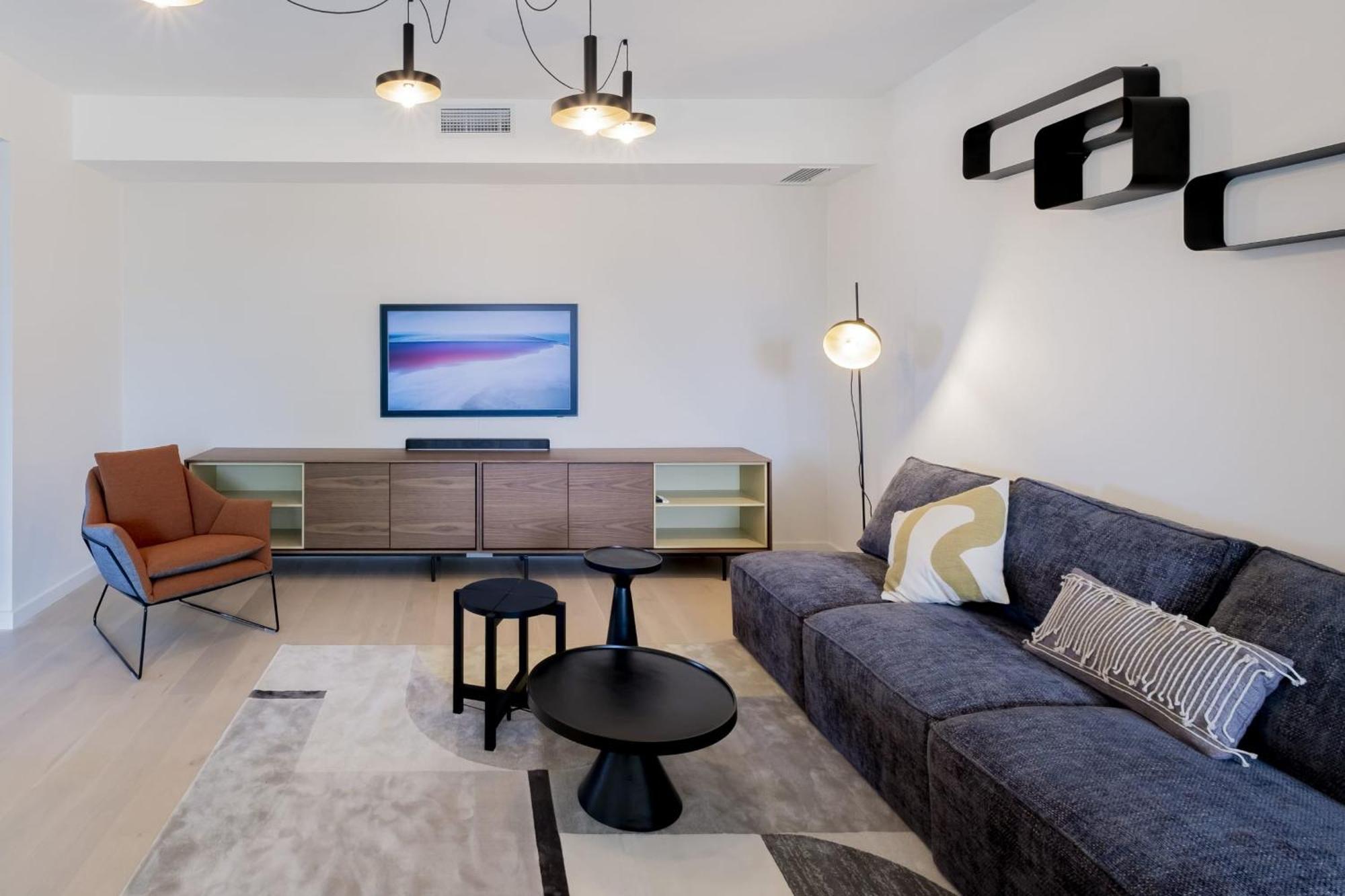 Apartment Spacious 4br With Lovely Balcony *