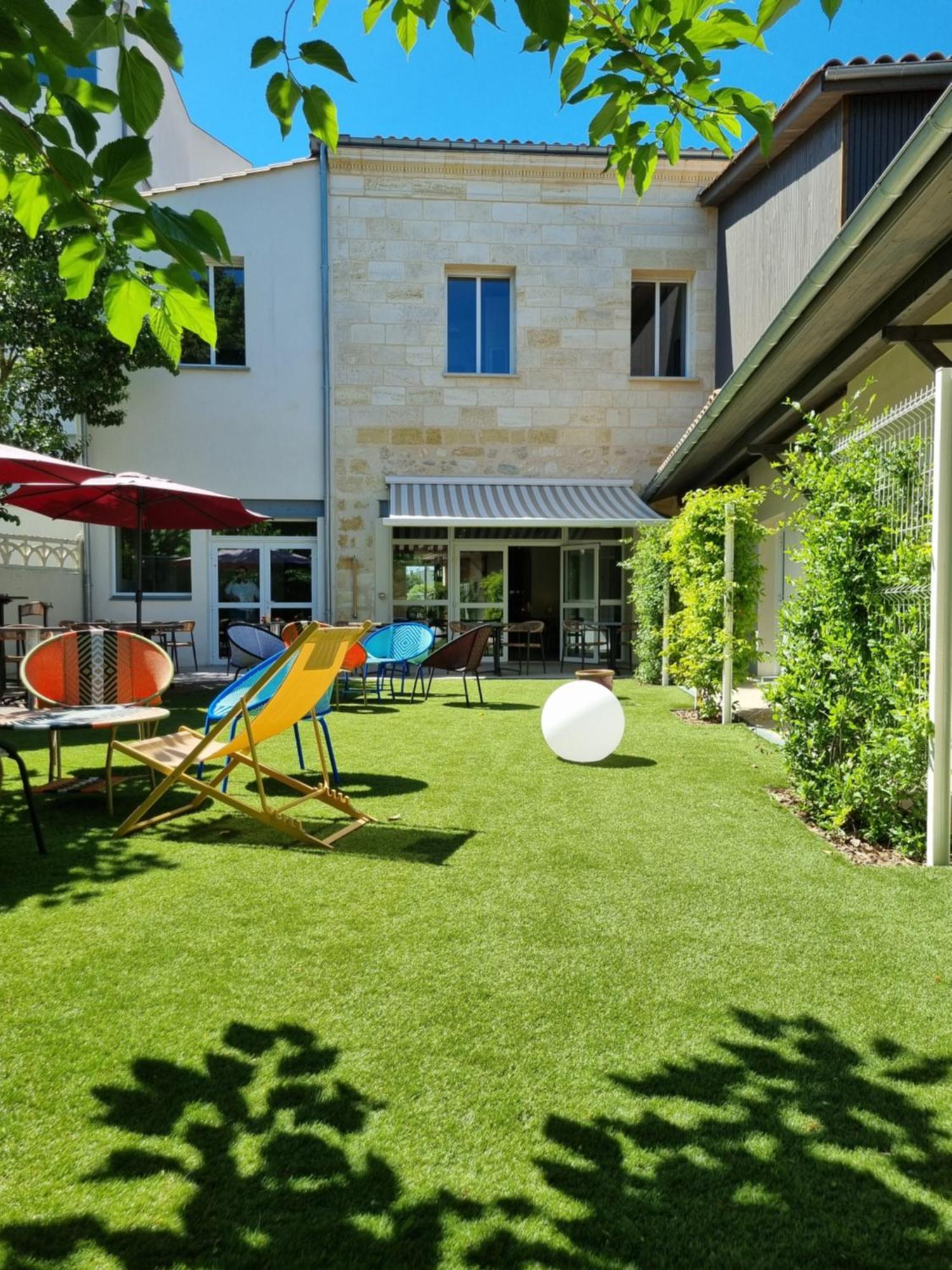 Bloom Bar & Garden Hostel *