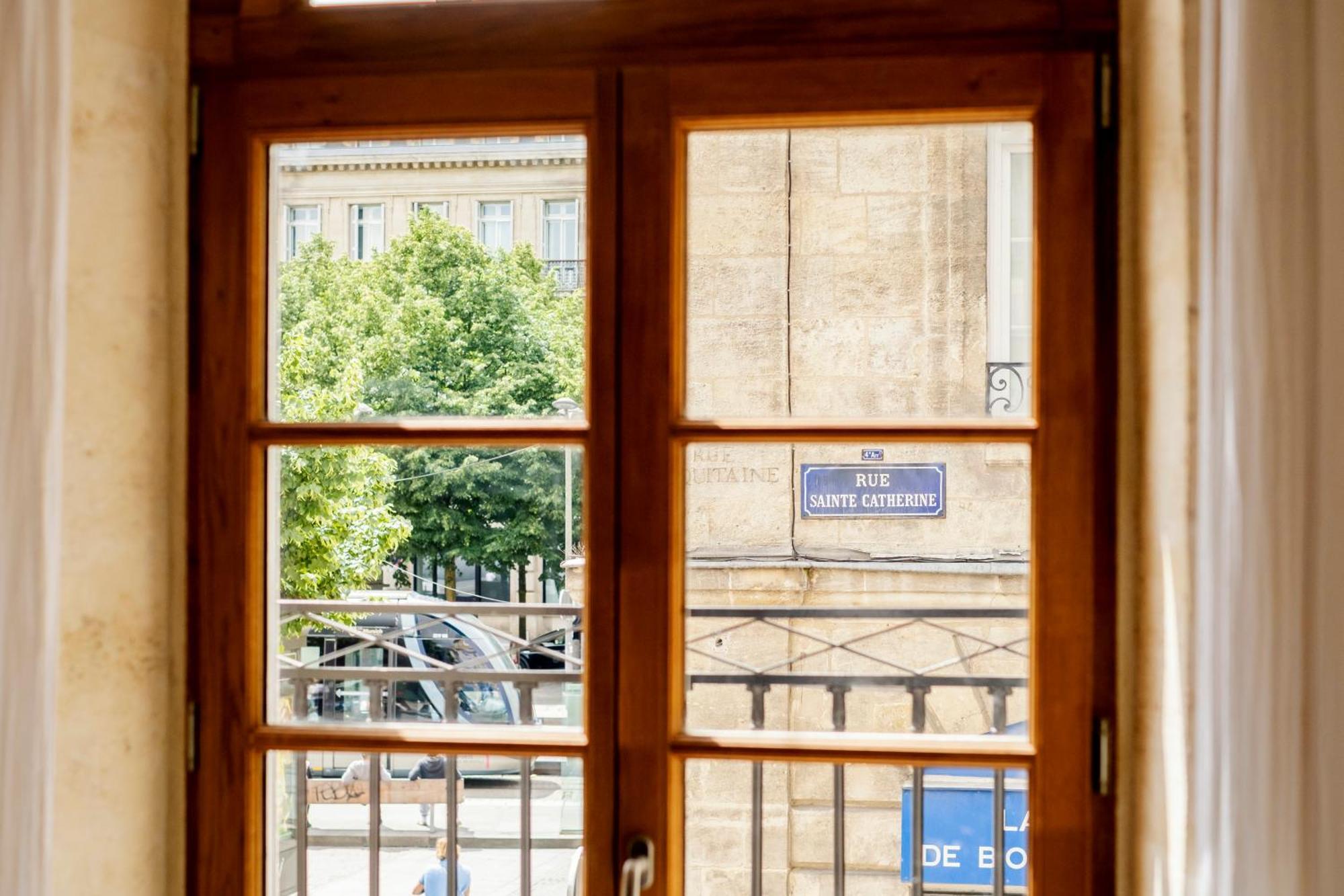 Superbe Rue St-catherine - Cine , Balcon & Appartement *