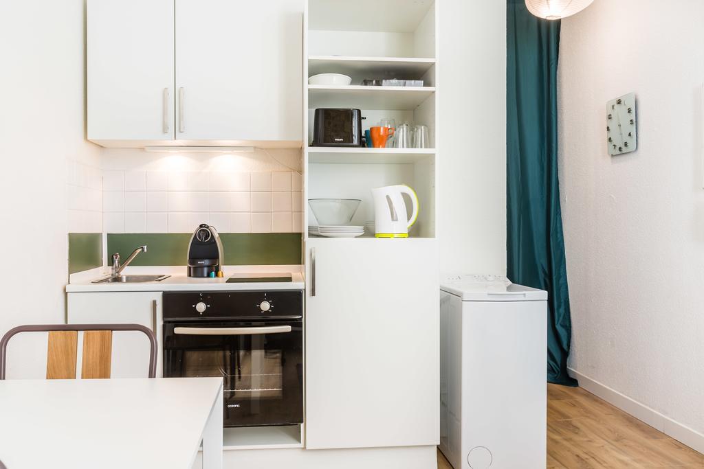 With A Courtyard In The Center Apartment *