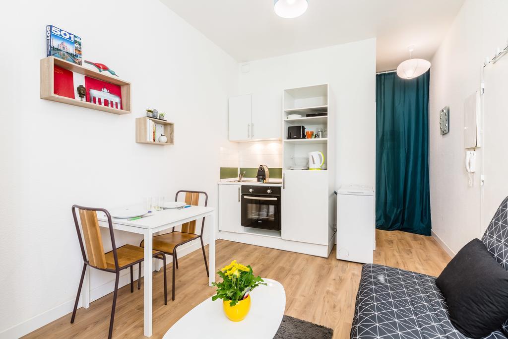 With A Courtyard In The Center Apartment *