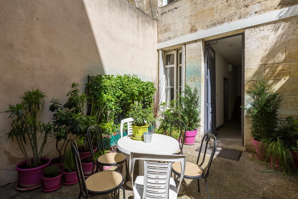 With A Courtyard In The Center Apartment *