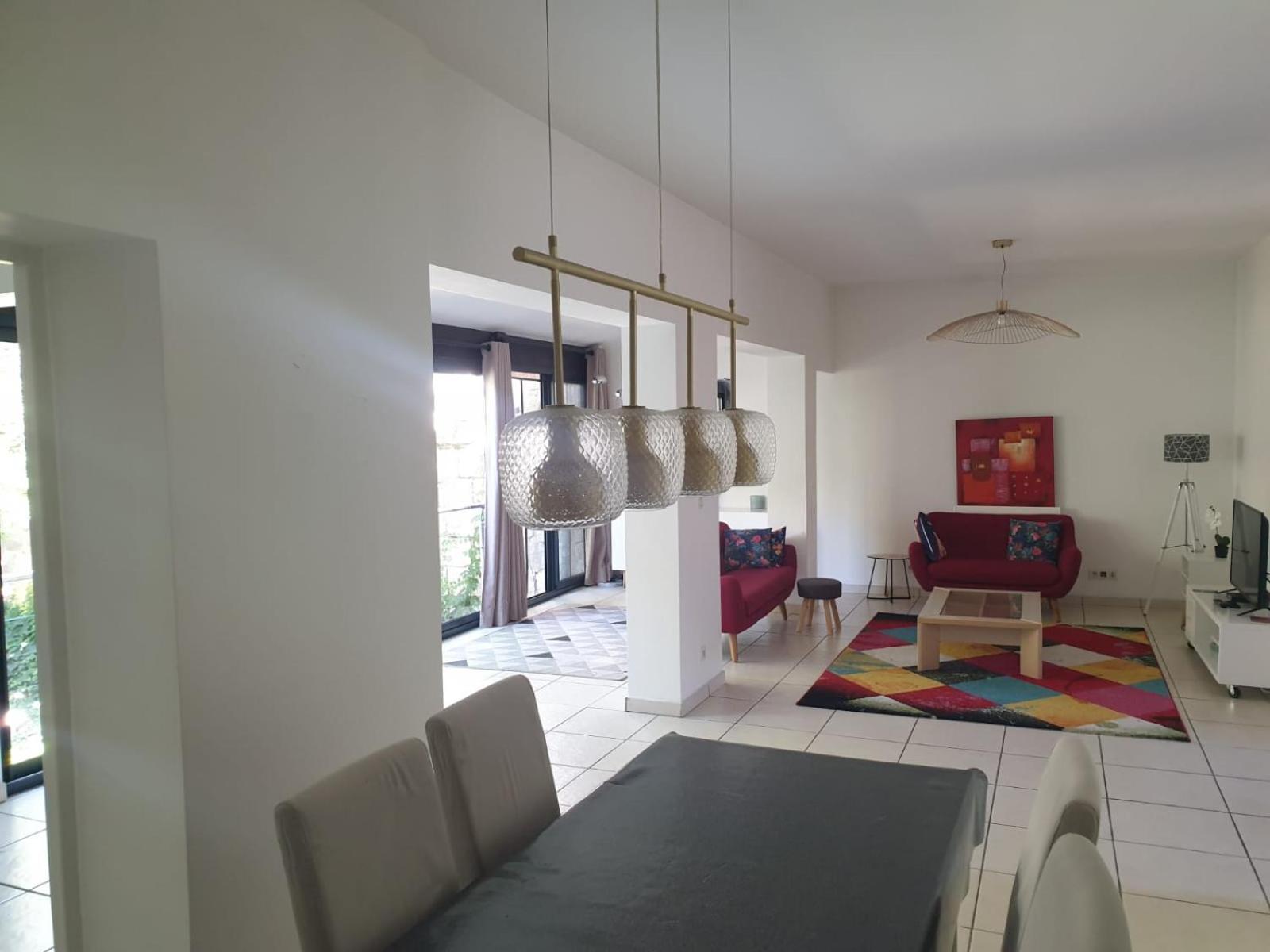 Maison 150m2 Jardin A Louer En Entier, Centre Chartrons, 3 3 Salles De Bains 1 Canape-lit Llllnumero De Telephone Dans L'annonce Si Questionlll