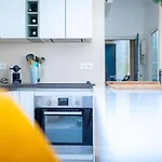 Designer & Bright Apartment On Rue Sainte-Catherine