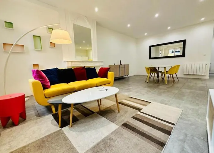Remarkable 2-Bed Apartment In Bordeaux