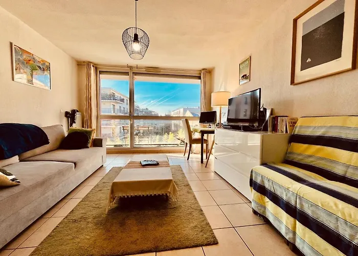 Charming T2 With Open Views, Heart Of Chartrons