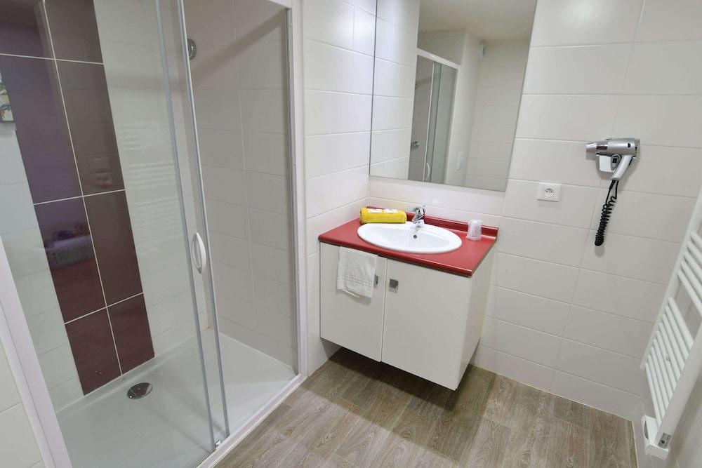 And Golf Bassins A Flot Hotel Bordeaux