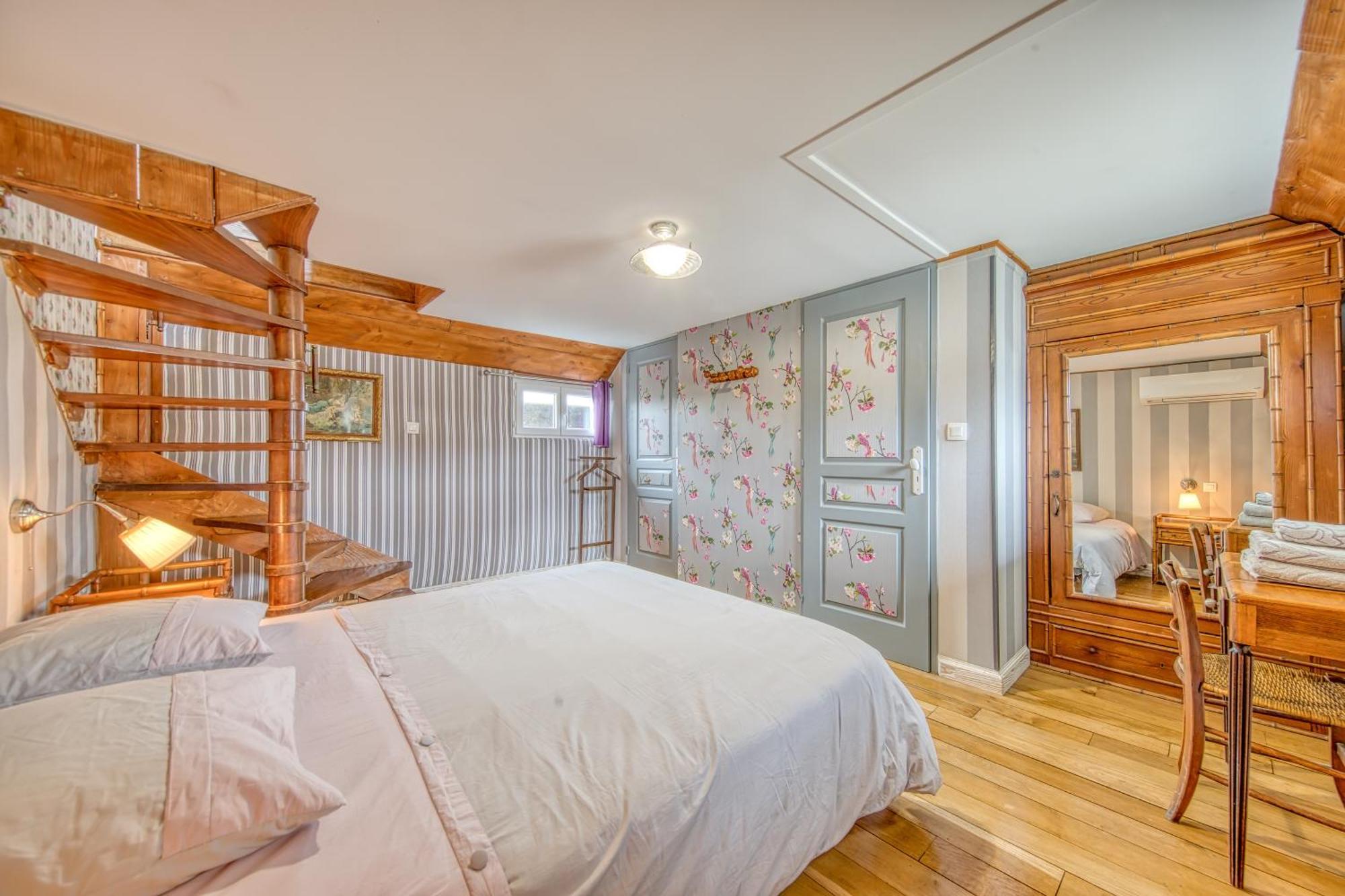 Apartment 1900