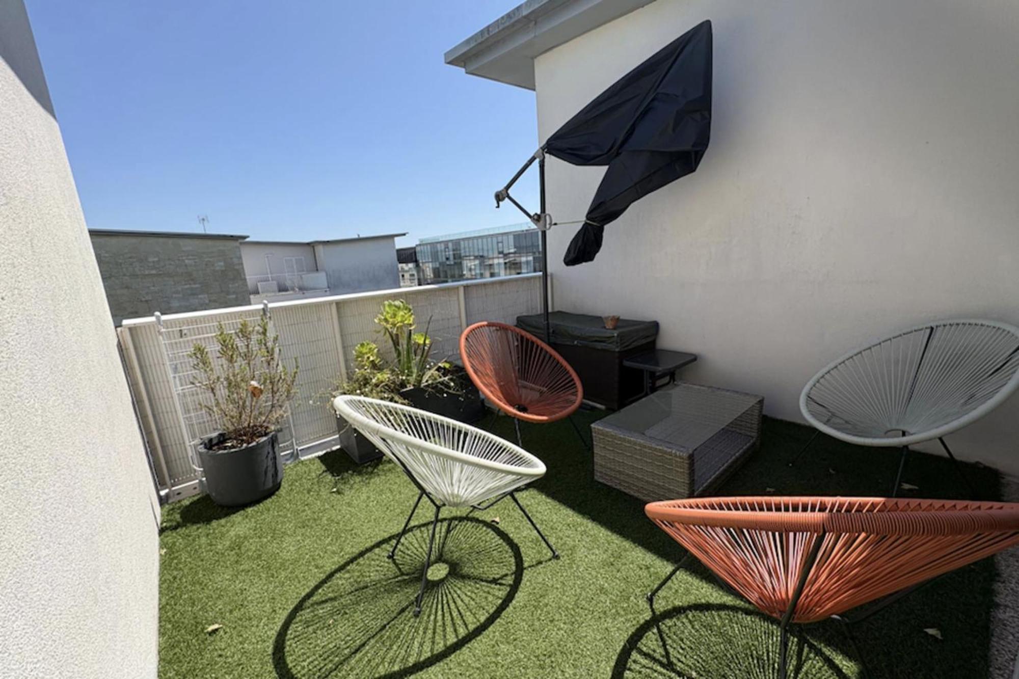 Spacious Duplex In The Heart Of