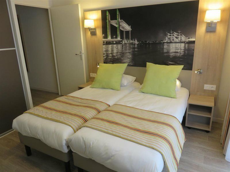 Hotel And Golf Bassins A Flot 3*